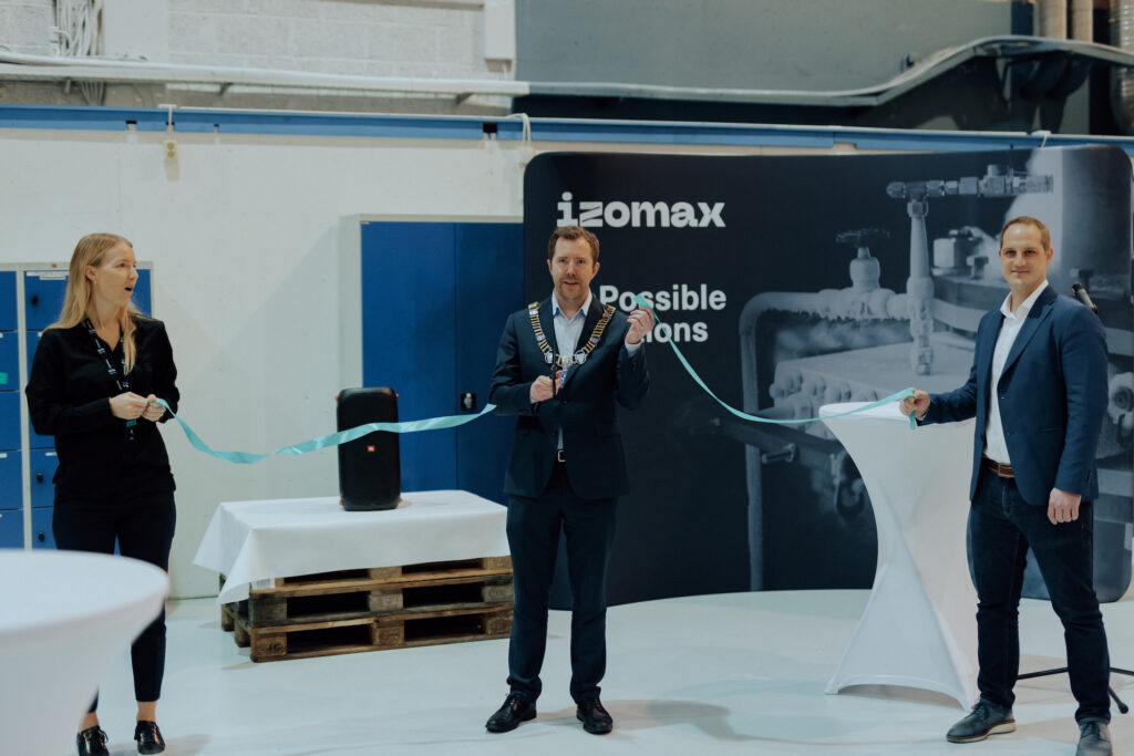 Tormod Wilson Losnedal, Mayor of Stavanger, officially opened Izomax’s new facilities with a ribbon-cutting ceremony.